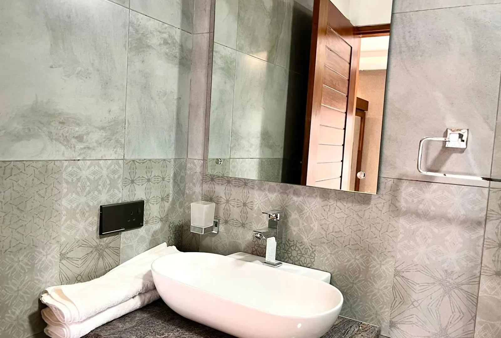 Kandy Breeze City Hotel